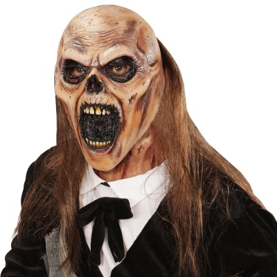 Máscara de esqueleto mumificado com cabelos longos e roupa preta e branca