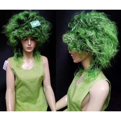 Peruca verde volumosa com mechas claras em manequim com vestido verde