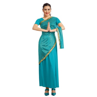 Mulher vestindo vestido azul longo com detalhes dourados e sapatos azuis