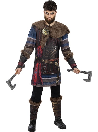 Homem vestido com fato de guerreiro viking segurando duas machadinhas