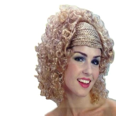 Mulher com peruca loira cacheada e faixa dourada