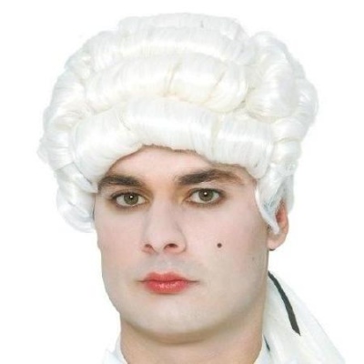 Peruca branca de caracóis típica do século XVIII