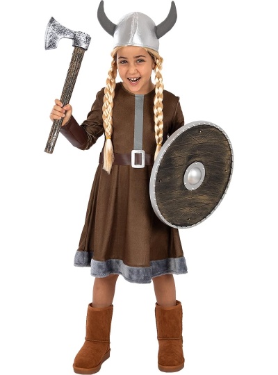 Menina em traje de Viking com vestido castanho, capacete, escudo e machado.