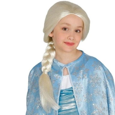 Criança com capa azul clara e cabelo loiro trançado