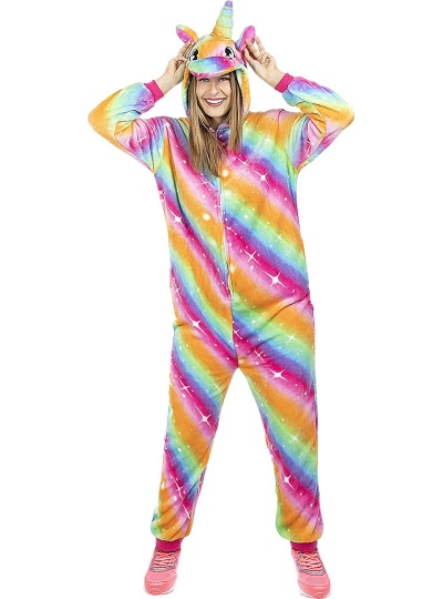 Pijama macacão de unicórnio colorido com padrão arco-íris e estrelas, mulher sorridente