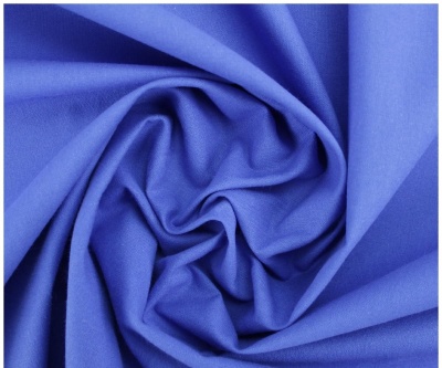 tecido azul roxo com textura lisa enrolado em espiral