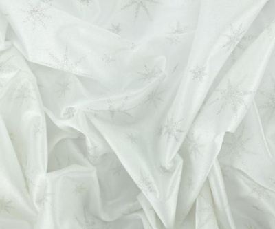 Tecido branco com estrelas prateadas brilhantes