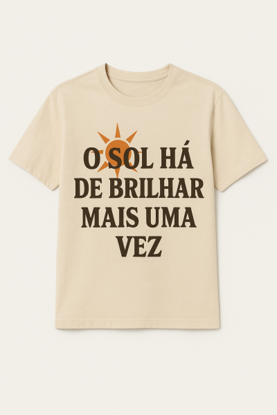 T-shirt bege com texto e sol estilizado em preto e laranja