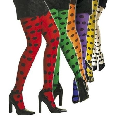 Meias-calças coloridas com bolinhas pretas em pessoas usando sapatos de salto preto