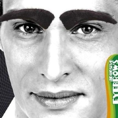 Rosto de homem com sobrancelhas adesivas escuras e etiqueta EYEBROWS