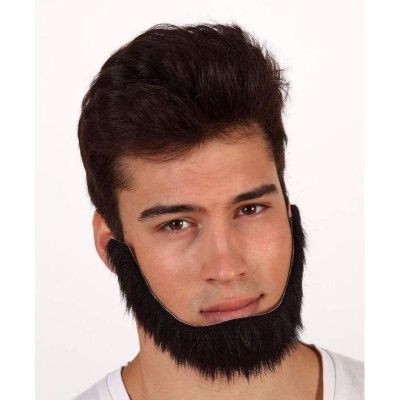 Máscara de barba preta artificial em homem jovem