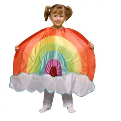 Criança com fantasia de arco-íris e nuvem