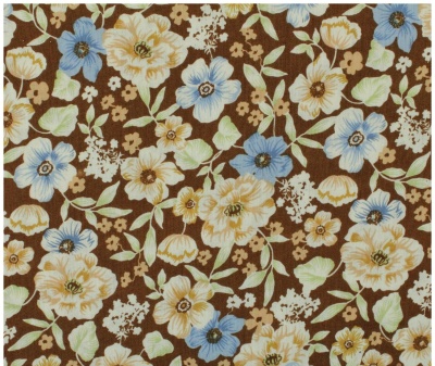 Pano com padrão floral de flores azuis, amarelas e brancas, folhas verdes e fundo castanho