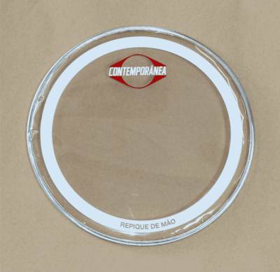 Película circular para tambor, transparente com borda preta, com texto CONTEMPORÂNEA e REPIQUE DE MÃO