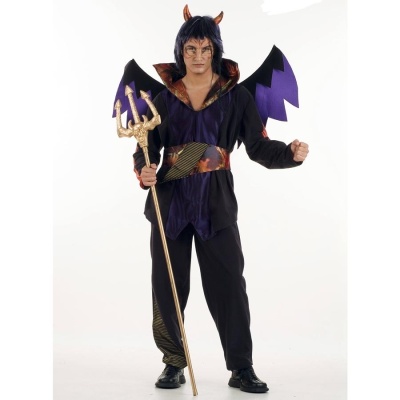 Fato de carnaval com asas roxas e pretas, cinto metálico, chifres e tridente dourado.