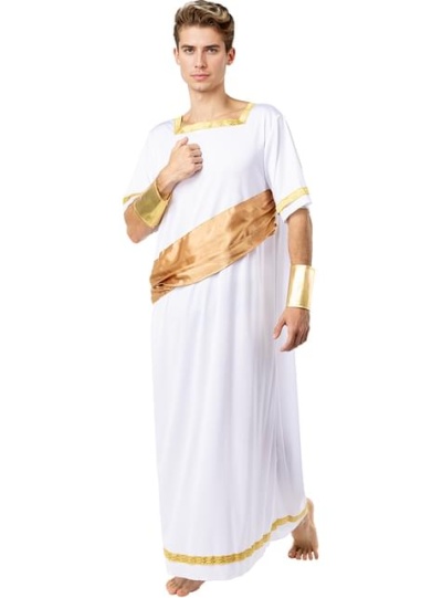 Homem com fantasia romana branca e dourada com braceletes, fundo branco