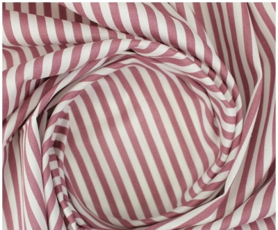 Tecido listrado rosa e branco enrolado