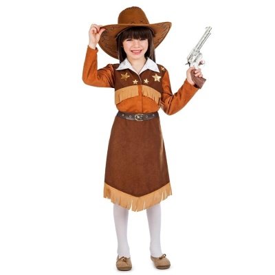 Criança com fato de cowboy castanho e chapéu segurando pistola de brinquedo