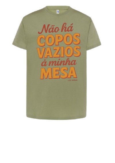 T-shirt verde-oliva com texto estampado em laranja e castanho