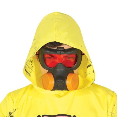 Pessoa com roupa de proteção amarela, máscara respiratória preta com filtros laranja e óculos vermelhos