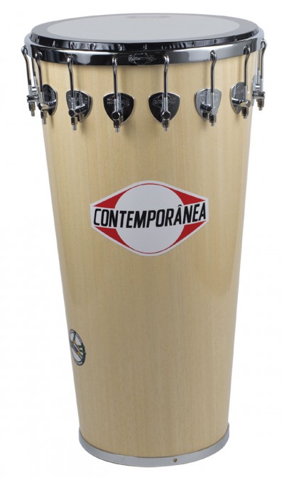 Conga em madeira clara com pele branca e ferragens cromadas