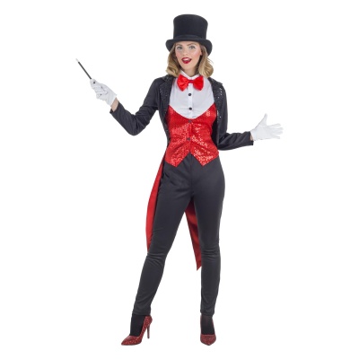 Mulher com fato de mágico negro e vermelho, segurando varinha, com cartola e luvas brancas