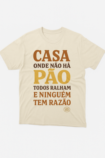 T-shirt bege com texto em castanho e amarelo, frase em português.