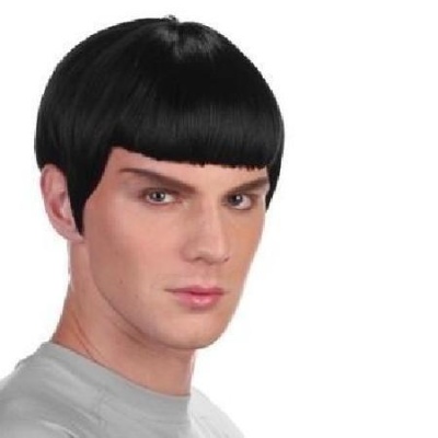 Homem com peruca preta curta com franja reta e t-shirt cinza