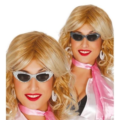 Duas pessoas com perucas loiras, óculos de sol com bolinhas, lenços rosa e batom vermelho