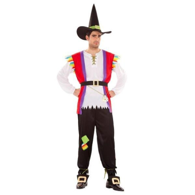 Homem vestido com fantasia colorida e chapéu pontiagudo preto.