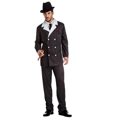 Homem com fato riscado às riscas finas brancas e negras com colarinho branco e chapéu preto segurando charuto