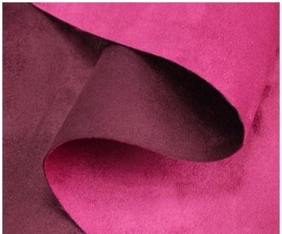 Tecido rosa e castanho com textura aveludada e dobra