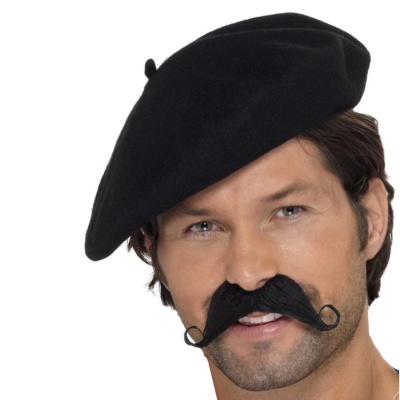 Homem com boina preta e bigode postiço grosso