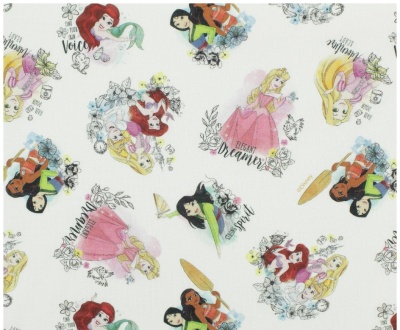 tecido branco com padrão de princesas Disney e texto em inglês