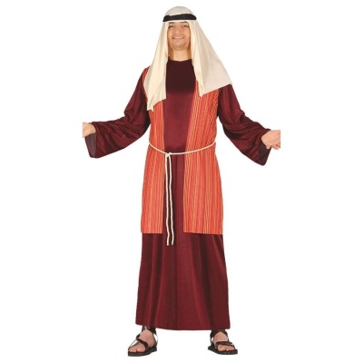 Homem com traje tradicional de túnica bordo e colete vermelho às riscas, toucado bege e sandálias pretas