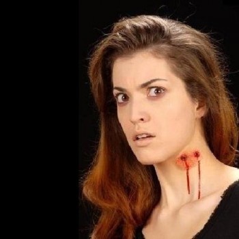 Mulher com feridas vermelhas no pescoço e expressão surpresa