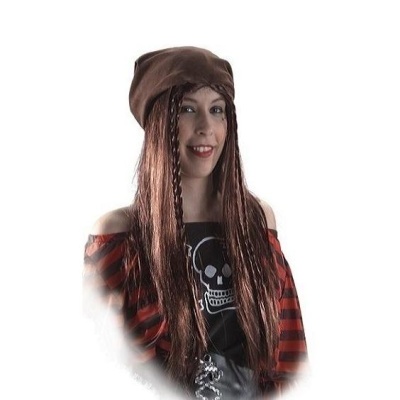 Mulher com fantasia de pirata com chapéu castanho e blusa preta com caveira