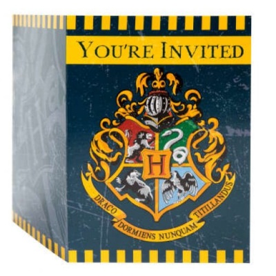 Convite com brasão de Hogwarts e texto 'YOU'RE INVITED' em papel colorido