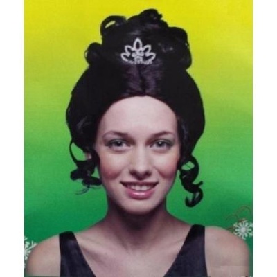 Mulher com peruca preta e acessório branco, vestido preto, fundo verde e amarelo