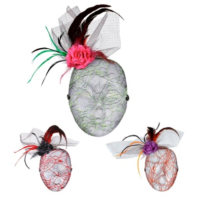 Três redes decorativas para rosto com penas e flores em fundo branco.