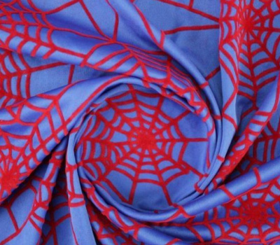 Tecido azul com padrão de teias de aranha vermelhas enrolado em espiral