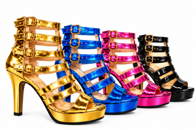 Quatro pares de sapatos de salto alto femininos com tiras nas cores dourado, azul, rosa e preto