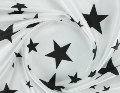 Tecido branco de cetim com padrão de estrelas pretas