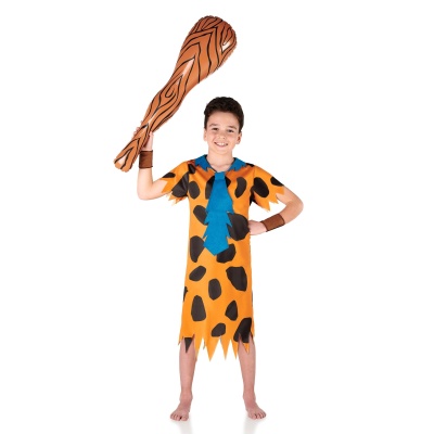 Menino vestido com fato laranja com manchas pretas, gravata azul, segurando taco grande de madeira