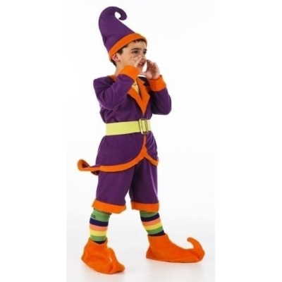 Criança vestida com fato de duende roxo e laranja, chapéu pontiagudo e meias riscas coloridas