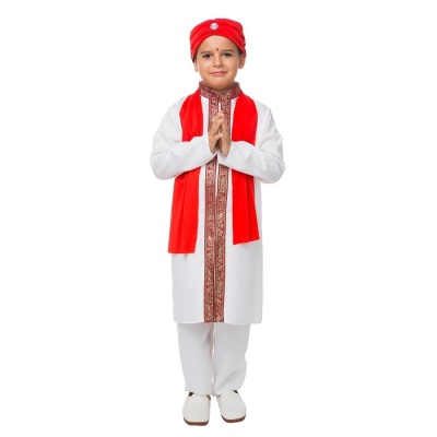 Menino com roupa tradicional branca e vermelha, mãos unidas em saudação