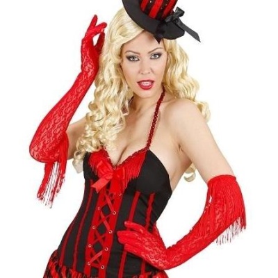 Mulher com vestido corset preto e vermelho, luvas vermelhas rendadas e chapéu pequeno