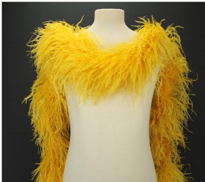 Echarpe amarela de penas num manequim