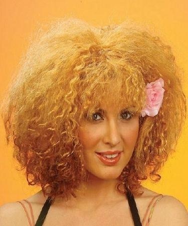 Mulher com cabelo volumoso bicolor e flor rosa no cabelo, fundo laranja