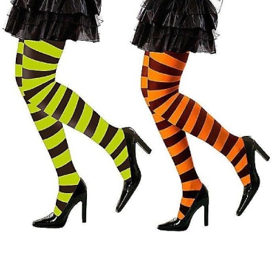 Pernas com meias às riscas verde e castanho, laranja e castanho, sapatos de salto alto pretos e saias pretas em camadas